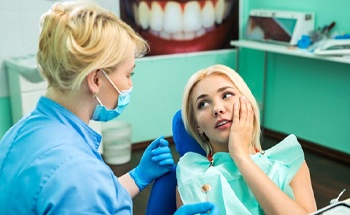 Patient talks to her San Antonio emergency dentist